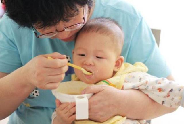 六个月宝宝馋饭不吃奶，营养过渡与辅食添加的注意事项